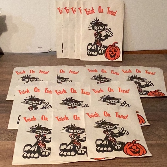 halloween Other - Vintage trick or treat bags group of 20 groovy looking cat and pumpkin
